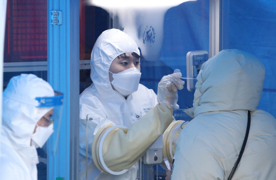 15일 오후 서울 서초구 지하철 2호선 강남역 인근에 마련된 임시선별진료소에서 의료진이 검체 채취를 하고 있다.   연합뉴스